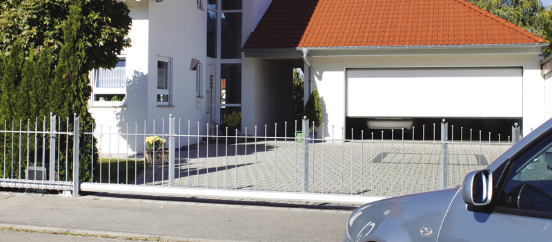 Hoftorantriebe_AUTO_VOR_SCHIEBETOR-HINTERGRUND_GARAGE-QUER_zu_800x351px