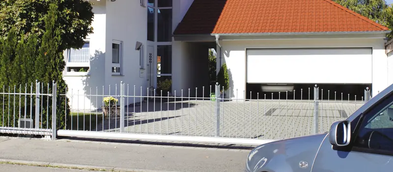 Hoftorantriebe_AUTO_VOR_SCHIEBETOR-HINTERGRUND_GARAGE-QUER_zu_800x351px